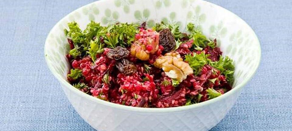 Rødbedequinoa med valnødder og rosiner og masser af persille
