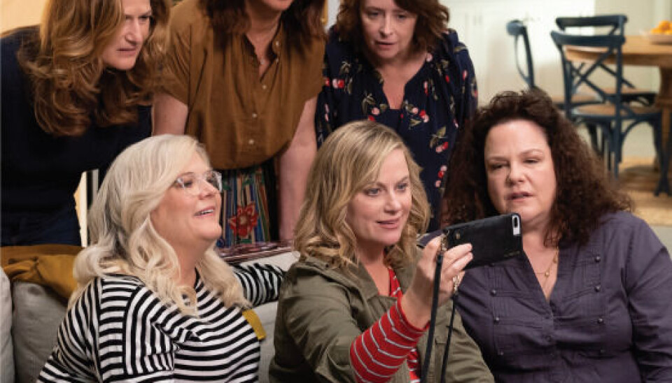 Amy Poehler, af mange nok bedst kendt for hovedrollen som den ukuelige Leslie Knope i komedieserien 'Park and Recreation', debuterer som instruktør med denne veloplagte og livskloge komedie om en gruppe modne kvinder, der beslutter sig for at tage sammen på vintur, hvor skeletterne og gamle hemmeligheder hurtigt begynder at rasle ud af skabet i takt med, at alkoholen ryger indenbords.