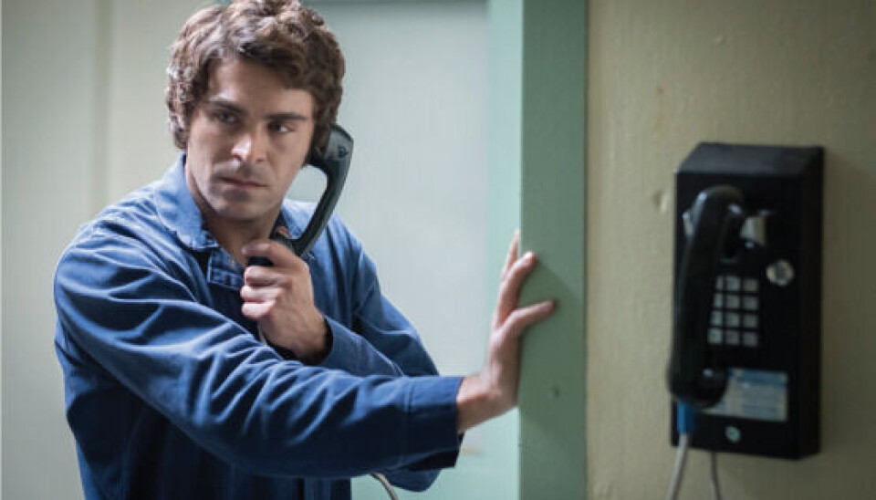 Han var flot, charmerende, intelligent og veltalende. Desværre var han også en sadistisk og psykopatisk seriemorder. I den nye Netflix-spillefilm, med den meget passende titel, 'Extremely Wicked, Shockingly Evil and Vile', er det muligt at opleve Zac Efron i hovedrollen som den berygtede Ted Bundy. Filmen er instrueret af Joe Berlinger, der også stod bag