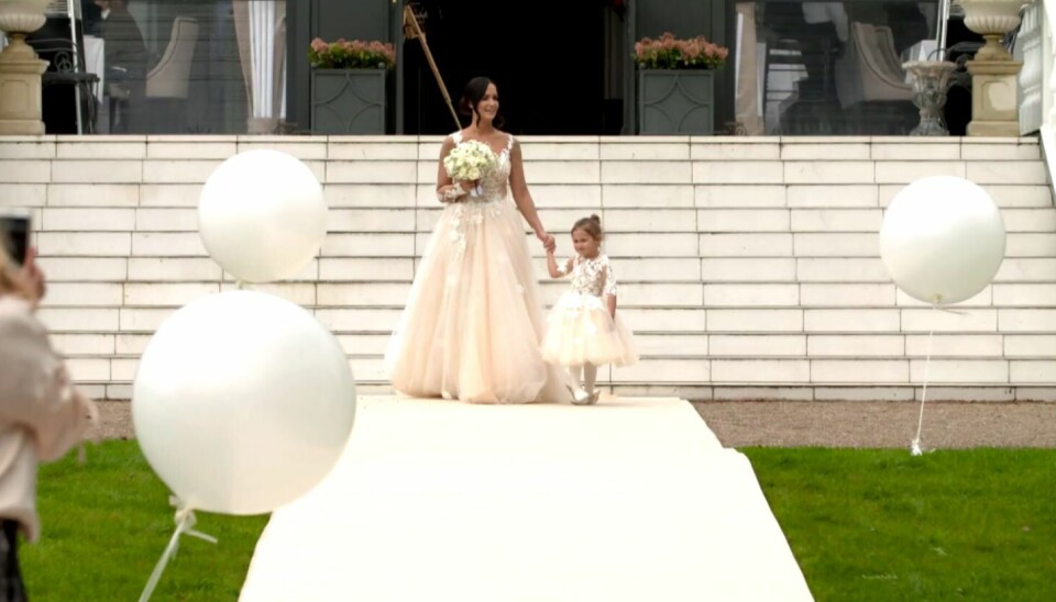 Geggo og Alba på vej op ad gulvet. Cengiz var helt betaget af sine to piger - og det forstår man godt. (Foto: TV3)