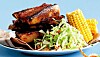 Spareribs med coleslaw og grillede majs