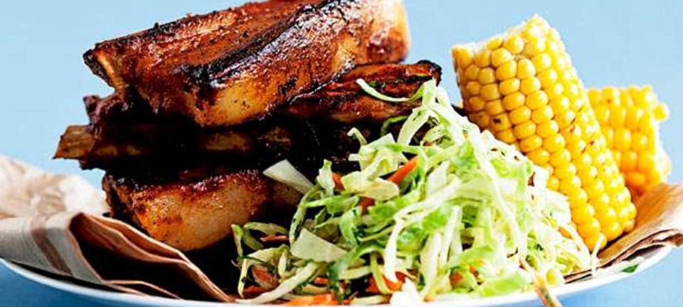 Spareribs med coleslaw og grillede majs