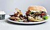 Chiliburger med grove pommes frites og urtemayonnaise