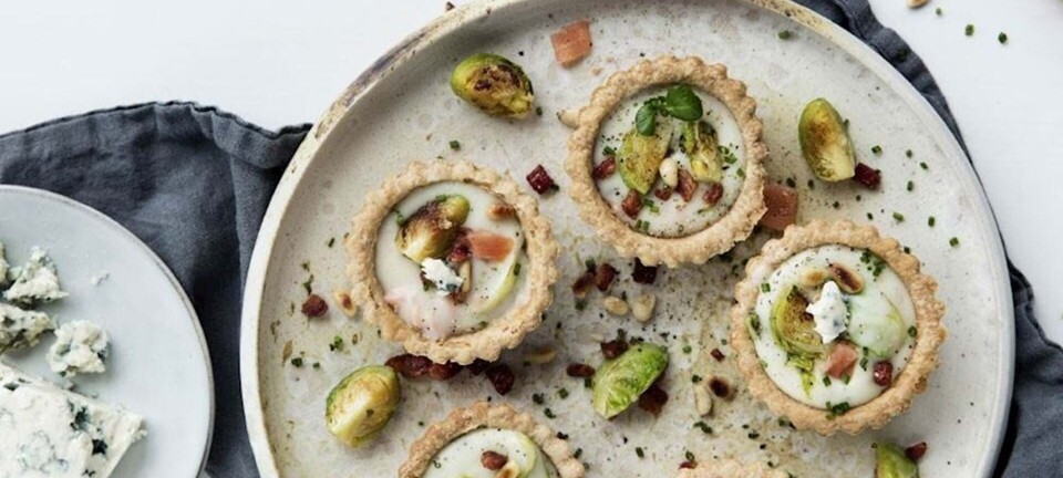Tarteletter med blå ostesauce, rosenkål og røget laks