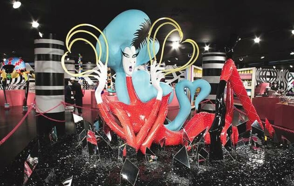 Lady Gaga åbner juleworkshop i specialdesignet Chanel-kjole