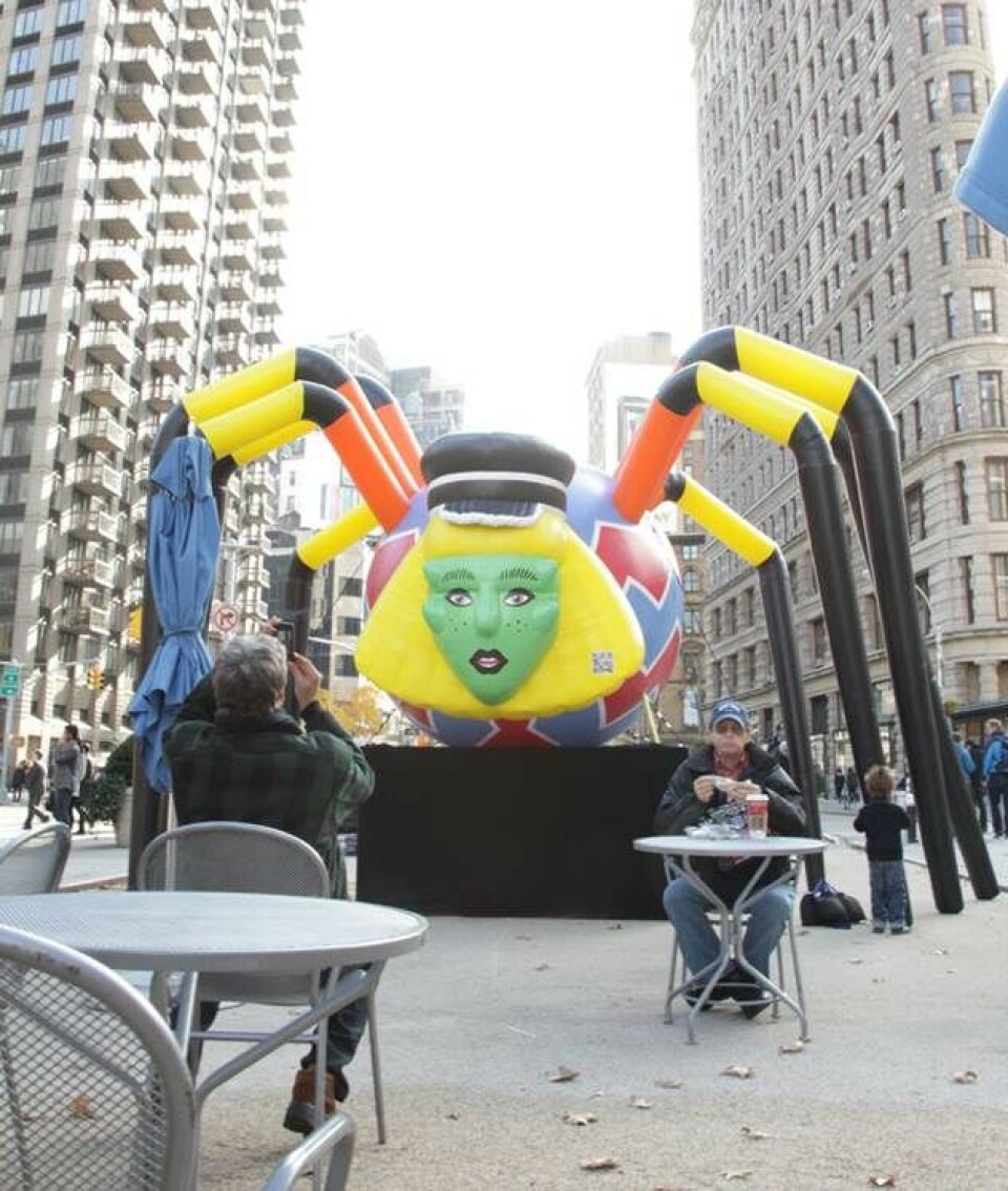 Lady Gaga åbner juleworkshop i specialdesignet Chanel-kjole