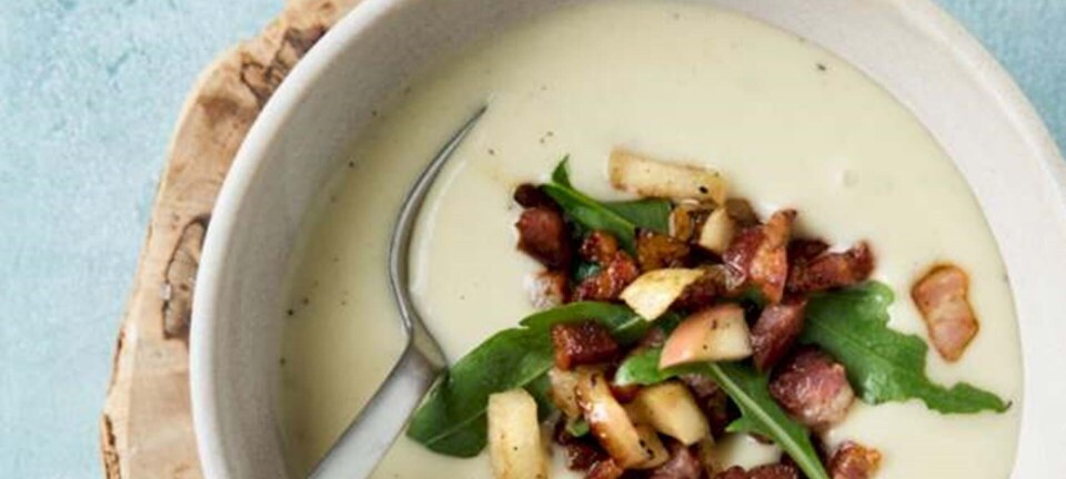 Kartoffel-porre-suppe med rucola, æbler og bacon