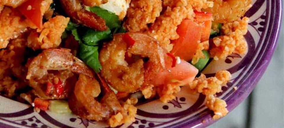 Bulgursalat vendt i tomat med sprøde grøntsager og rejer