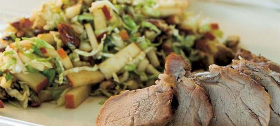 Let sprængt svinemørbrad med rosenkålssalat