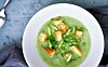 Grøn aspargessuppe med croutoner og krydderurter
