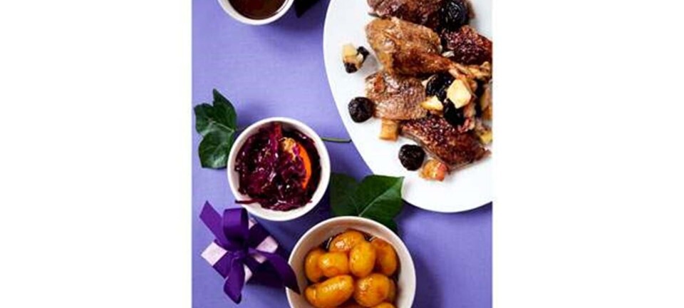 Andesteg med det hele – syltet rødkål, sauce og kartofler