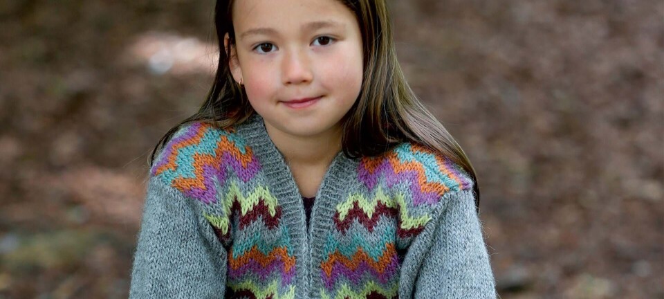 Strik selv: BĂžrnecardigan med zigzagmĂžnster