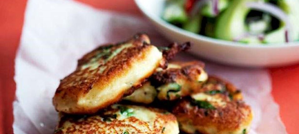 Thai-fiskefrikadeller med sursød agurkesalat