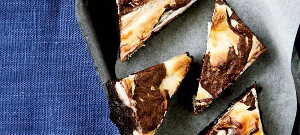Brownie med hvid og mørk chokolade