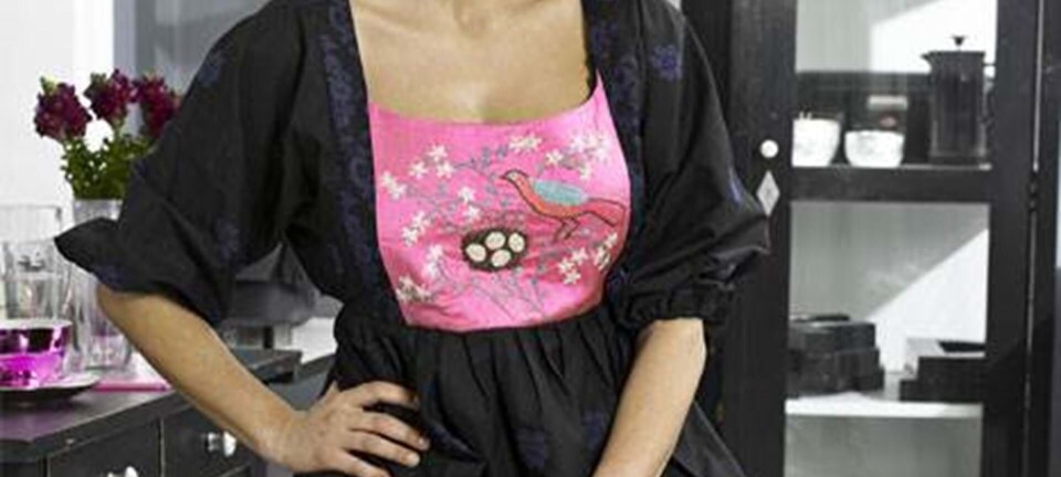 Kjole med fuglebroderi