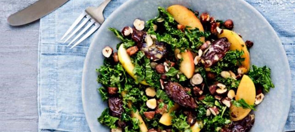 Grønkålssalat med frugt, nødder og bacon