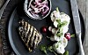 Grillet multe med syltede rødløg og kartoffelsalat