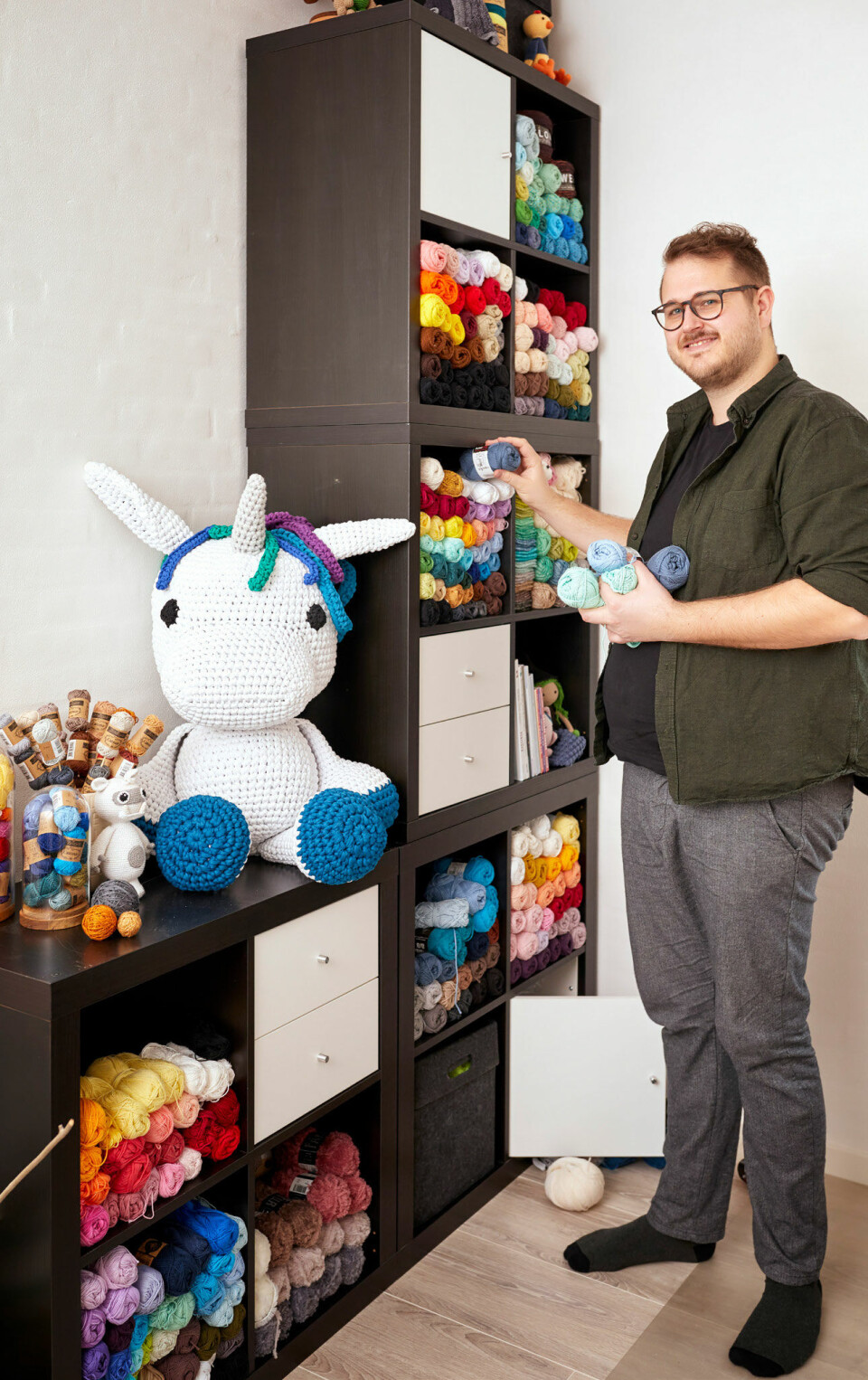 I Mikkel og Steffens nye hjem er der indrettet et helt rum til garn, hækling, inspiration og krea.