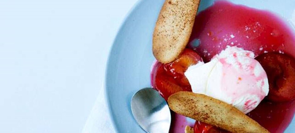 Bagte blommer med sprøde kanelkager og vaniljeis