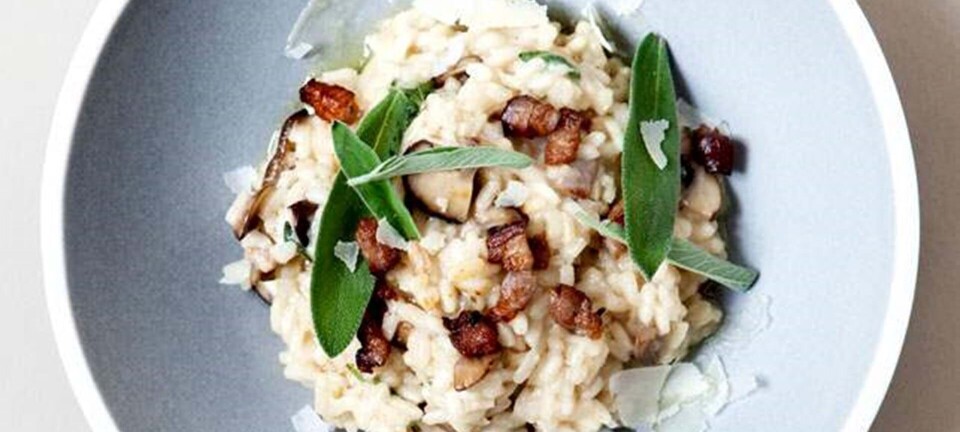 Skøn risotto med kantareller, ramsløg og bacon