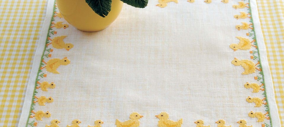 Fin broderet påskedug