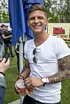 Frederik fra 'Ex On the Beach' var klar på at drikke øl (Foto: Michael Stub).