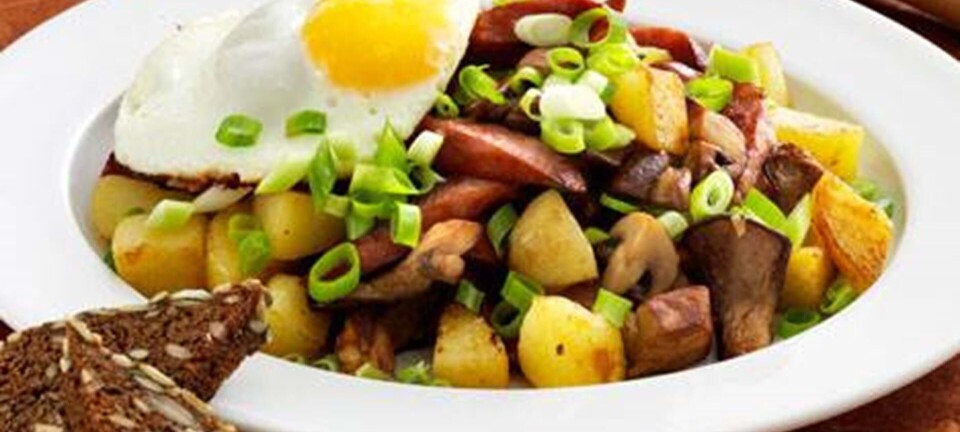 Biksemad med pølser og svampe