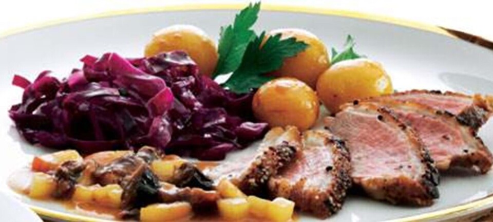 Andebryst med æbler og svesker, brunede kartofler og rødkål