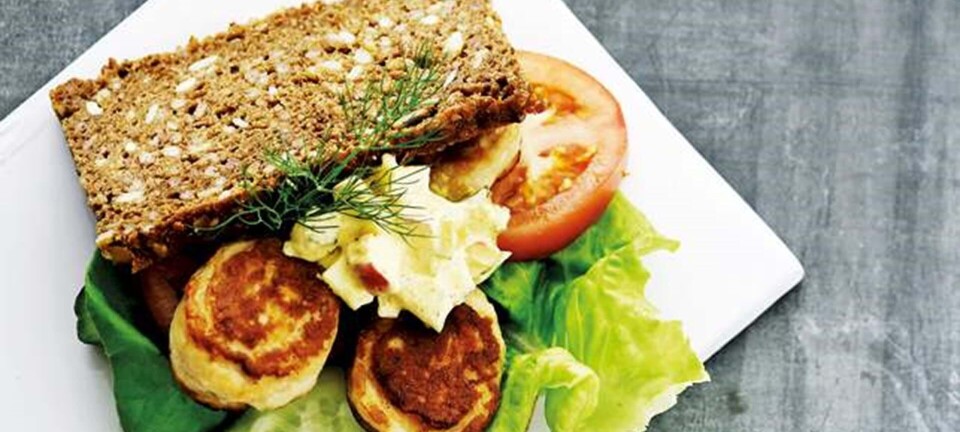 Urtefrikadellesandwich med picklesdressing