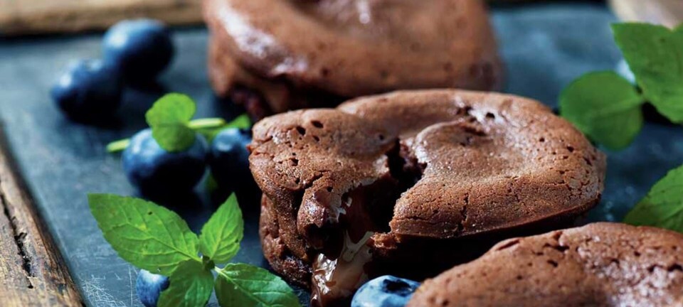 Små chokoladesouffleer med flydende hjerte