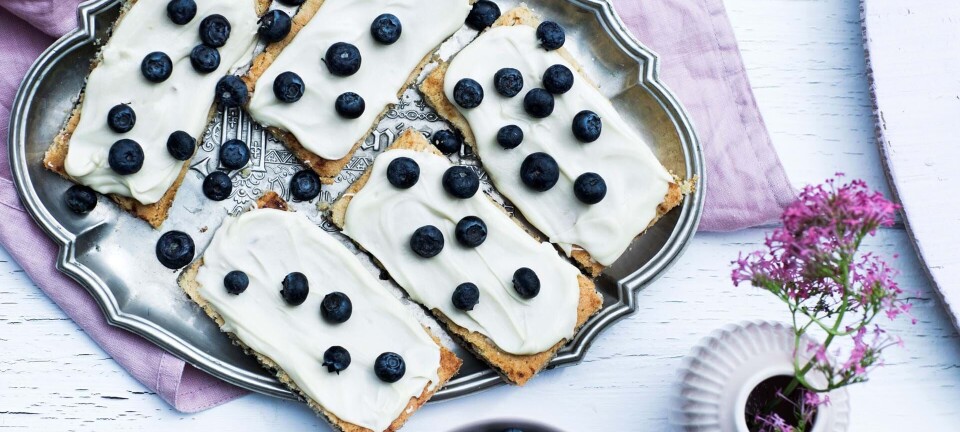Blåbærsnitter med mandler og hvid chokolade