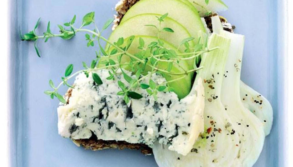 Rugbrød med fennikel, æble & blå ost - fit living