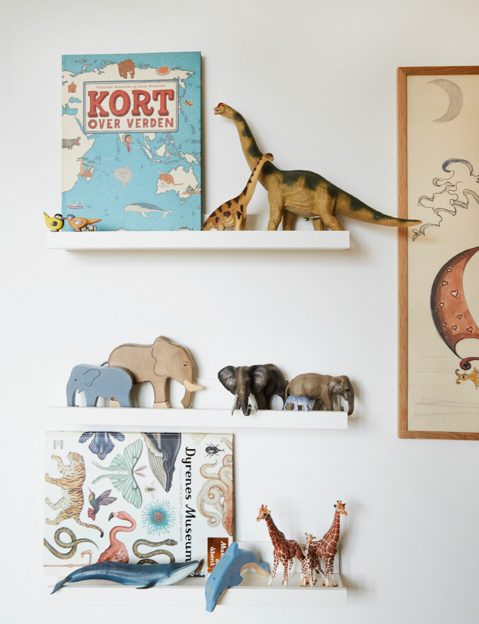 Ældstesønnen, Hans, har en stor samling af dinosaurer og andre dyr, og med de fine hylder er de med til at skabe en god og overskuelig stemning i værelset.