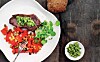 Sommermad: Steak med persillepesto & peberfrugt