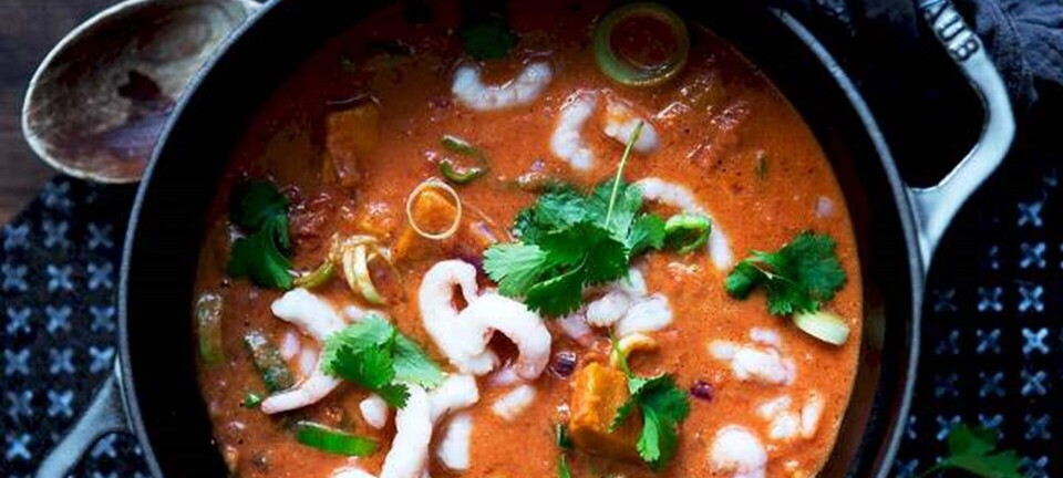 Krydret gryde med søde kartofler, rejer og koriander