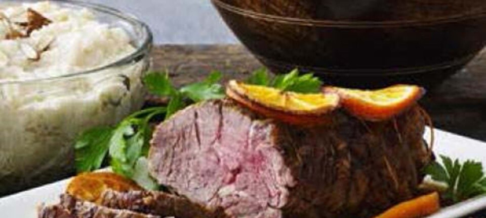 Langtidsstegt oksetyksteg og rødkålssalat med brombærcreme