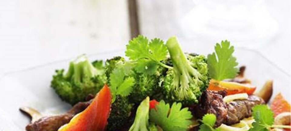 Wokstegt oksekød med broccoli, nudler og cashewnødder