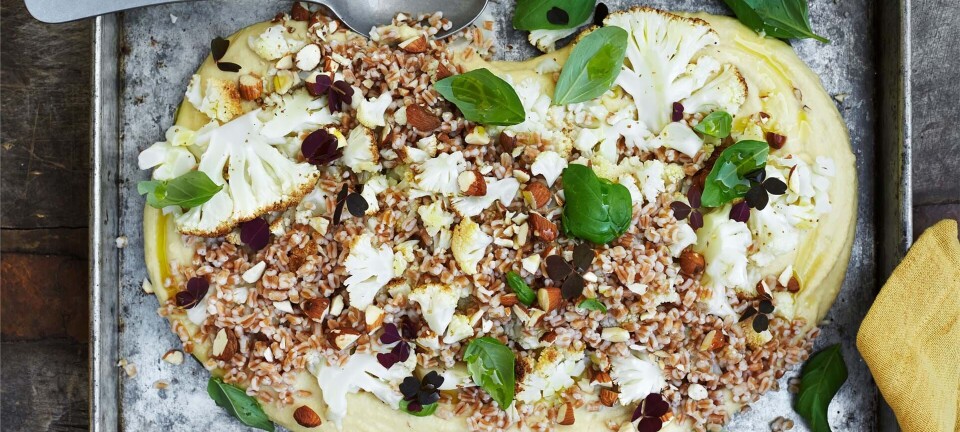 Bagt blomkål og hummus på gule ærter