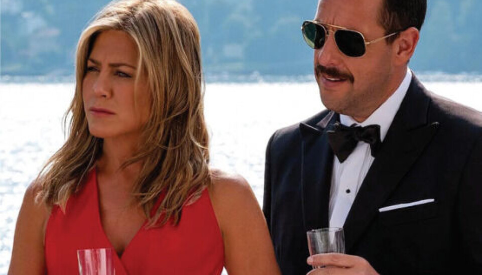 Seks år efter at de første gang spillede sammen i ”Just Go With It”, genforenes Adam Sandler og Jennifer Aniston i denne film, der er seneste resultat af Sandlers indbringende millionaftale med Netflix. Superstjernerne spiller ægteparret Nick og Audrey, hvis forhold efterhånden er blevet ramt af en vis metaltræthed. Indtil tingene tager en dramatisk drejning, da de under en ferie i Europa inviteres til fest hos en milliardær på en luksuriøs lystyacht. Se selv hvorfor.