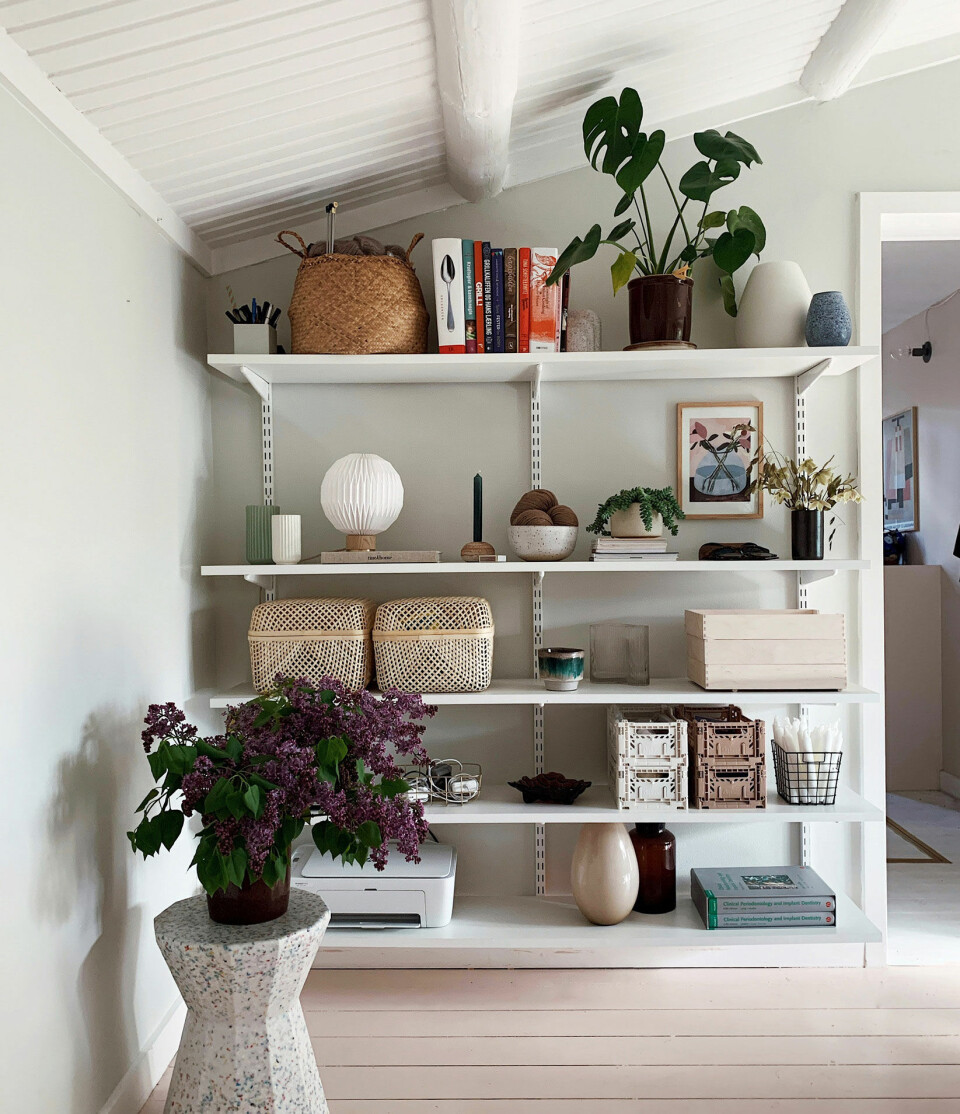 Smart opbevaring i spisestuen. Lister fra Jem & Fix og hylder fra Bauhaus.