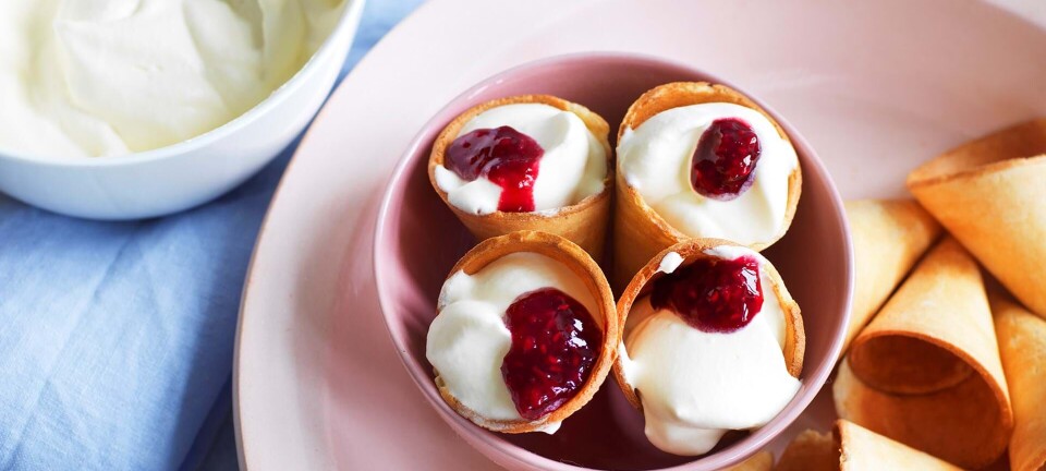 Kræmmerhuse med flødeskum og (hjemmelavet!) syltetøj