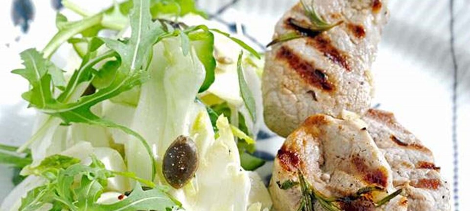 Gris på rosmarinspyd med feta-fennikel-salat
