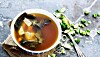 Suppe: Misosuppe med wakame-tang, forårsløg og tofu