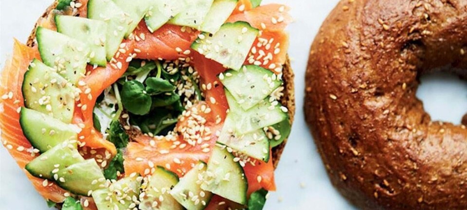 Bagels med røget laks, flødeost og agurk