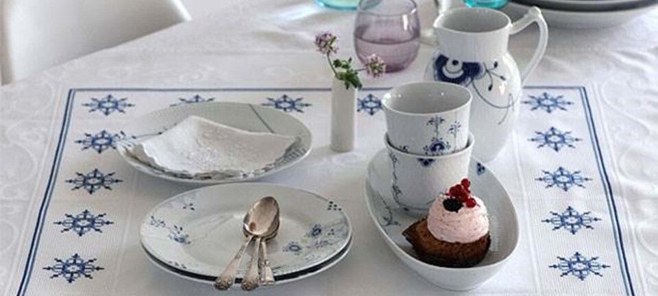 Dug med broderet musselmønster