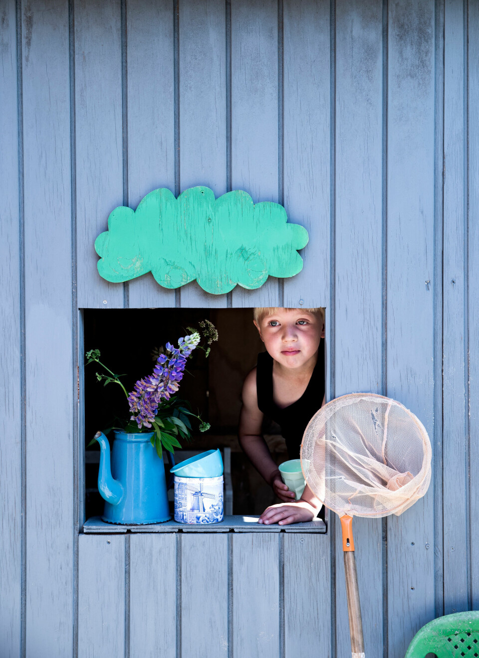 Huset har en enkelt vinduesåbning og en indgang. Herdis har bevidst fravalgt vinduer og døre, der kan åbnes og lukkes, for at undgå at børnene får fingrene i klemme. Skyen er tegnet op på krydsfinér, skåret ud med en stiksav og spraymalet.