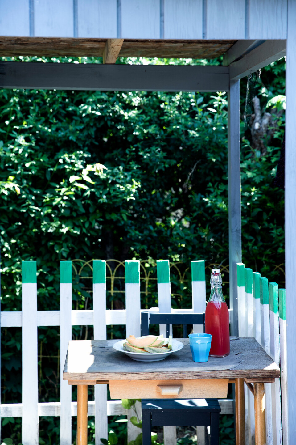 Frugtsnack og hjemmelavet ribssaft i legehusets skygge. Herdis er opskriftudvikler hos Mambeno og du kan finde hendes opskrift på ribbsaft her: mambeno.dk/opskrifter/hjemmelavet-ribssaft