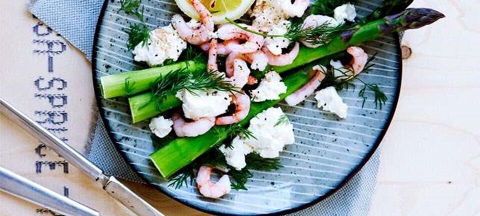 Tykke grønne asparges med rygeost og rejer