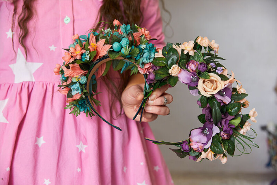 bella og maya hårbøjle med blomster.jpg