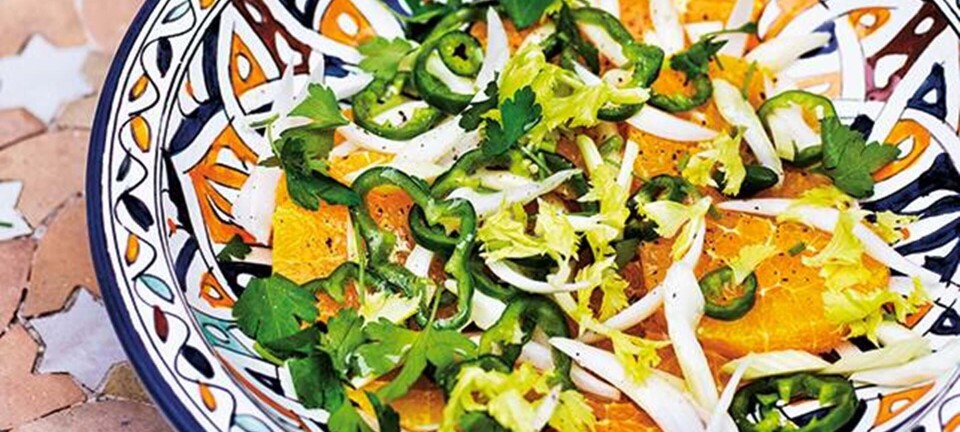 Appelsinsalat med bladselleri & peberfrugt